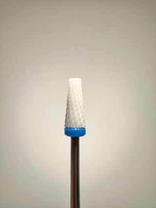 Frez Ceramiczny FRC500-8 delikatnie usuwa zrogowacenia i wygładza paznokcie.