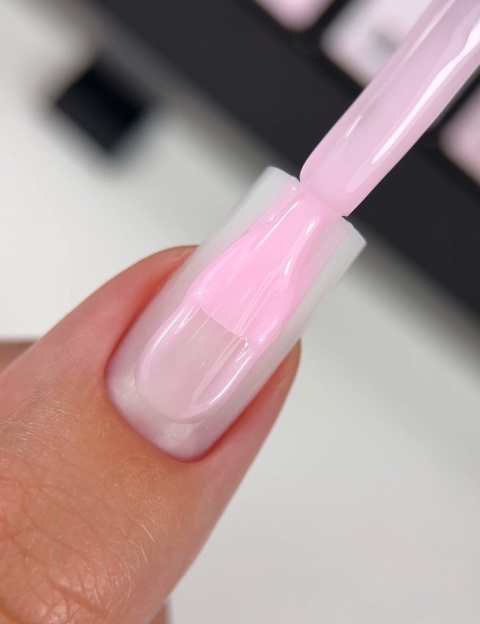 BIBLIOTEKA Cover Base Petal 4 – delikatnie różowa baza kamuflująca, 10 ml