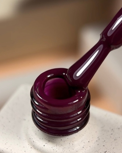 NAILSOFTHEDAY Wine Gel Polish – elegancki winny lakier hybrydowy z czerwono-fioletowym tonem, 10 ml