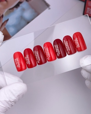 NAILSOFTHEDAY Maleficenta Gel Polish – czerwony lakier hybrydowy z odblaskową drobinką, 10 ml