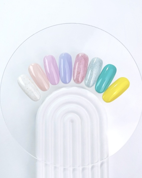 NAILSOFTHEDAY Daphne Gel Polish – mleczny lakier hybrydowy ze złotymi płatkami, 10 ml