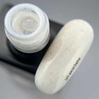 NAILSOFTHEDAY Daphne Gel Polish – mleczny lakier hybrydowy ze złotymi płatkami, 10 ml