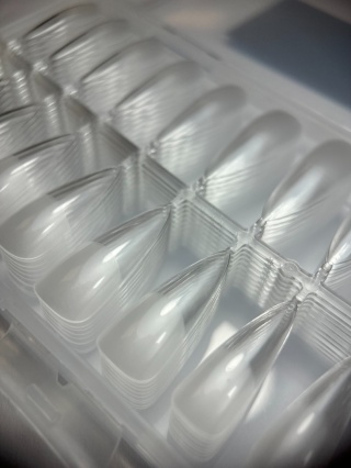 Tipsy żelowe press on migdał