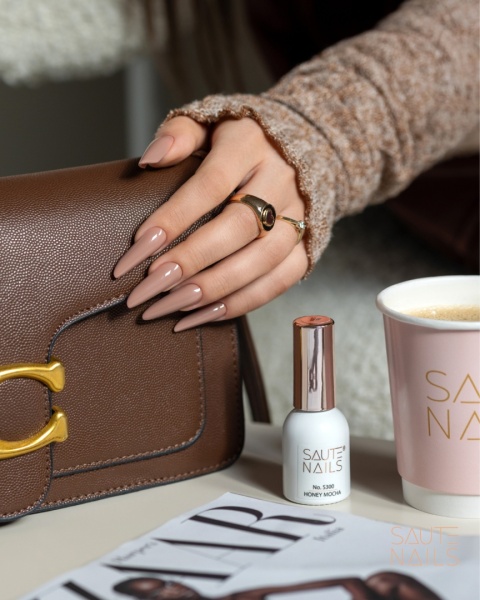 Saute Nails Lakier Hybrydowy S300 Honey Mocha – karmelowy beż