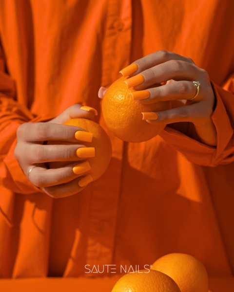 Saute Nails Lakier Hybrydowy S303 Mango Crush – soczysty pomarańcz z drobinką
