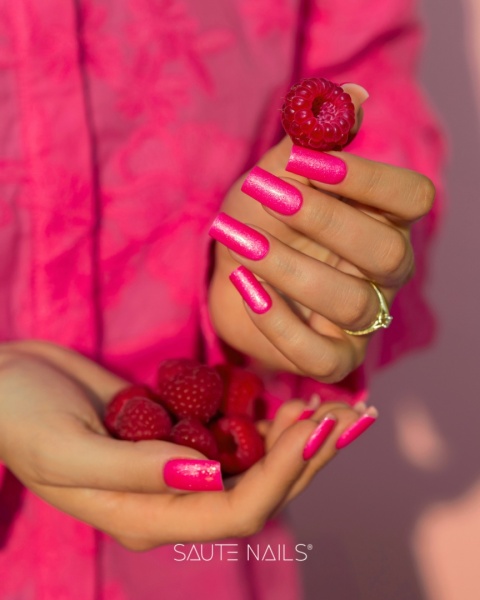 Saute Nails Lakier Hybrydowy S304 Juicy Berry – malinowy róż z drobinką 8ml
