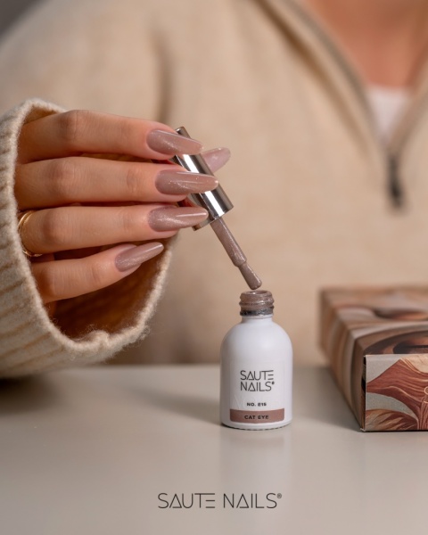 Saute Nails Cat Eye Effect E15 – jasny ciepły beż z efektem kociego oka
