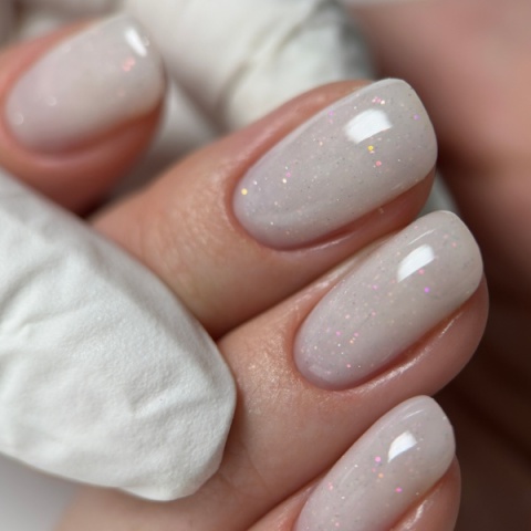 DIVNA Aura Gel 01 – mleczny żel budujący z drobinkami do paznokci średniogęsty, 15 g
