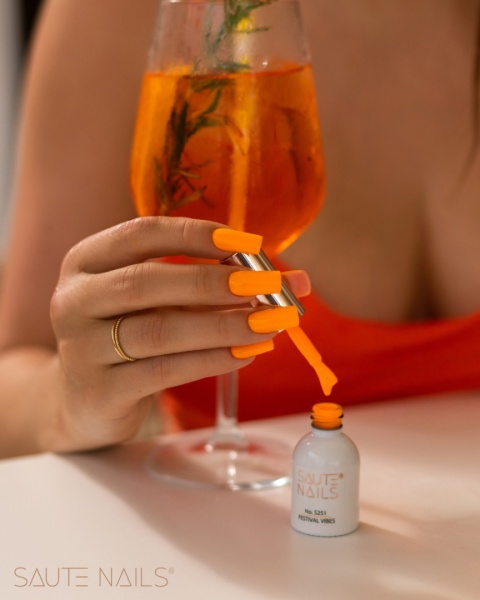 Saute Nails Lakier hybrydowy S251 Festival Vibes 8ml neon pomarańcz