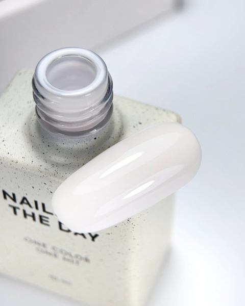 NAILSOFTHEDAY Color of the Month April 2026 Cloudy – mleczno-różowy lakier hybrydowy 10 ml