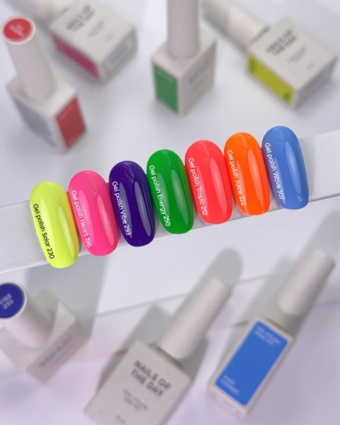 NAILSOFTHEDAY Heart 196 – neonowy róż 10 ml