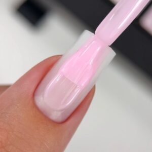 BIBLIOTEKA Cover Base Petal 4 – delikatnie różowa baza kamuflująca, 10 ml — zdjęcie 3
