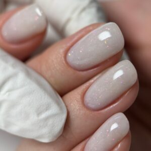 DIVNA Aura Gel 01 – mleczny żel budujący z drobinkami do paznokci średniogęsty, 15 g — zdjęcie 4