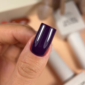 NAILSOFTHEDAY Amethyst Gel Polish – głęboki śliwkowy lakier hybrydowy o chłodnym odcieniu, 10 ml — zdjęcie 2