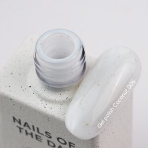 NAILSOFTHEDAY Coconut Gel Polish – mleczny lakier hybrydowy ze złotą drobinką, 10 ml — zdjęcie 1