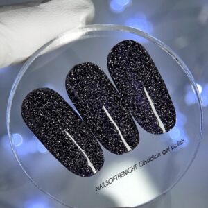 NAILSOFTHEDAY Obsidian Gel Polish – ciemno-fioletowy lakier hybrydowy z odblaskową drobinką, 10 ml — zdjęcie 2