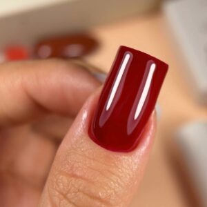NAILSOFTHEDAY Rich Gel Polish – głęboki czerwony lakier hybrydowy z nutą bordo, 10 ml — zdjęcie 3