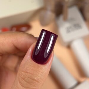 NAILSOFTHEDAY Wine Gel Polish – elegancki winny lakier hybrydowy z czerwono-fioletowym tonem, 10 ml — zdjęcie 3