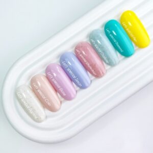 NAILSOFTHEDAY Daphne Gel Polish – mleczny lakier hybrydowy ze złotymi płatkami, 10 ml — zdjęcie 4