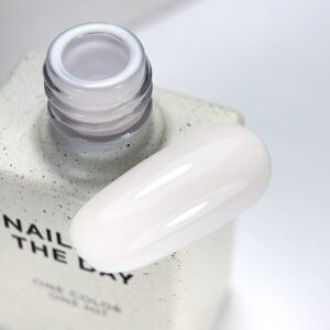 NAILSOFTHEDAY Color of the Month April 2026 Cloudy – mleczno-różowy lakier hybrydowy 10 ml — zdjęcie 4