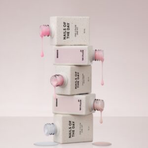 NAILSOFTHEDAY Bottle Gel 45 beżowy żel z drobinką do paznokci 10ml — zdjęcie 5