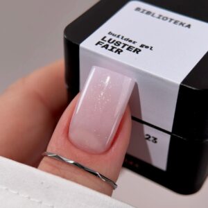 BIBLIOTEKA Builder Gel Nr 23 Fair Luster Mleczno-Liliowy Żel Budujący Z Drobinką 15 ml — zdjęcie 2