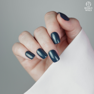 Boska Nails DARK ROMANCE Dark Eden 770 – Lakier Hybrydowy Ciemny Morski z Drobinkami 6 ml - obrazek 3
