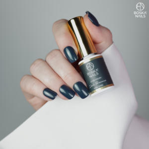 Boska Nails DARK ROMANCE Dark Eden 770 – Lakier Hybrydowy Ciemny Morski z Drobinkami 6 ml - obrazek 6