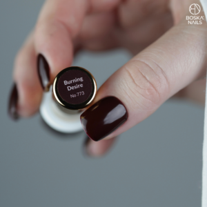 Boska Nails DARK ROMANCE Burning Desire 773 – Lakier Hybrydowy Ciemne Bordo 6 ml - obrazek 3