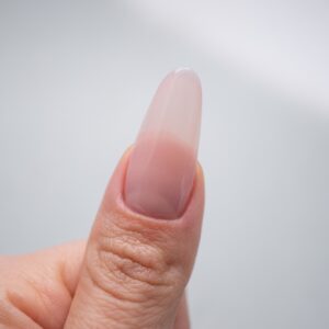 PB Nails French Kiss 8ml – chłodny beż lakier hybrydowy — zdjęcie 2